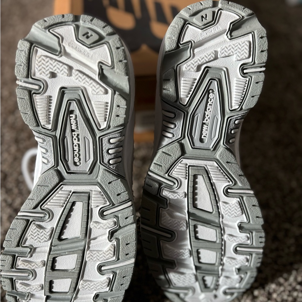 New Balance never worn sneakers. 8.5